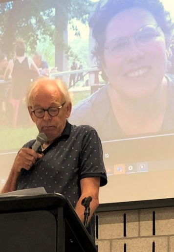 Afbeelding met Menselijk gezicht, persoon, kleding, bril Automatisch gegenereerde beschrijving