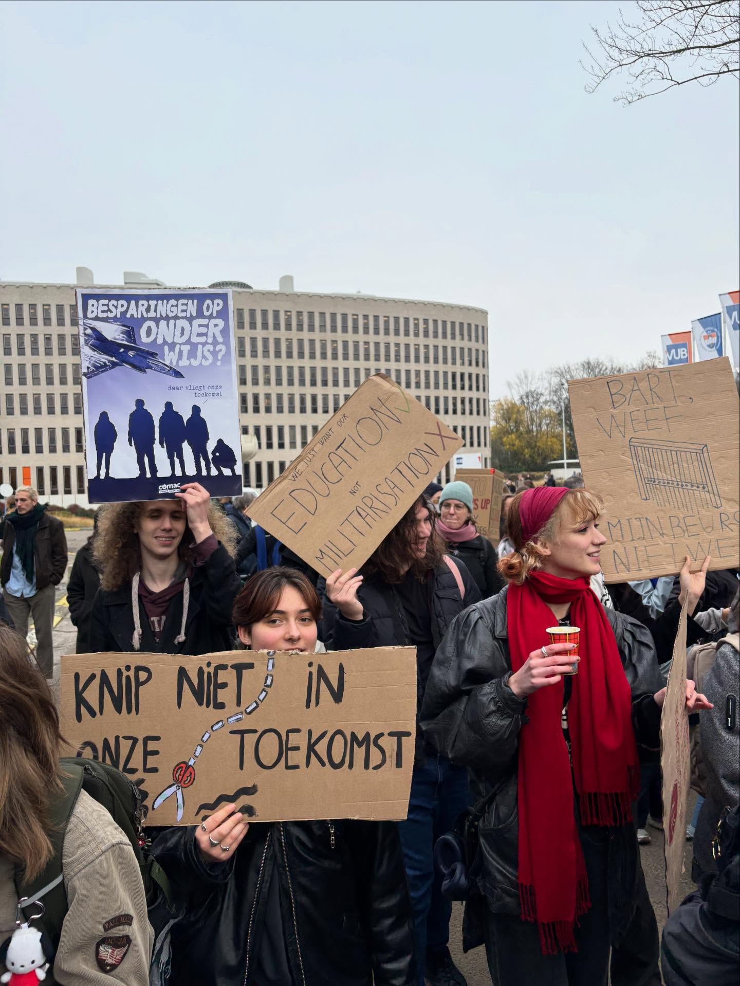 “Universiteit in opstand” luidt noodklok